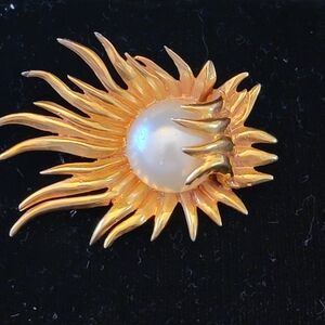 VGUC VTG Sunburst Brooch